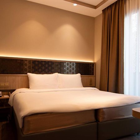 Aqueen Prestige Hotel Jalan Besar Singapore Exteriör bild