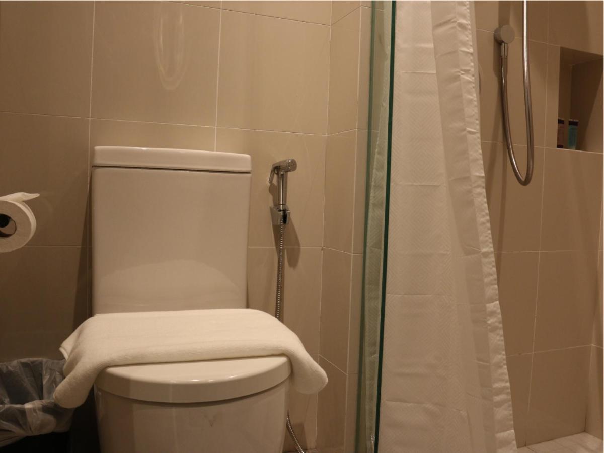 Aqueen Prestige Hotel Jalan Besar Singapore Exteriör bild