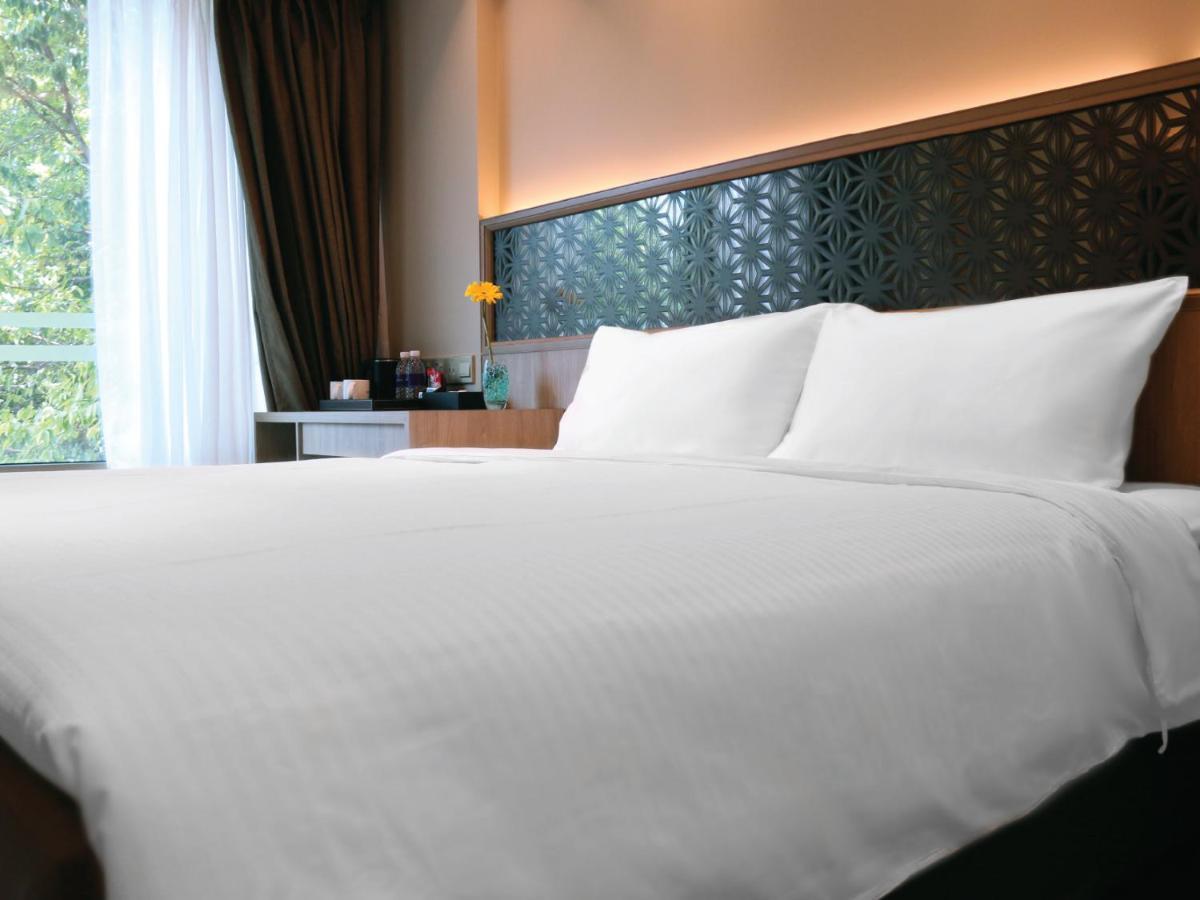 Aqueen Prestige Hotel Jalan Besar Singapore Exteriör bild