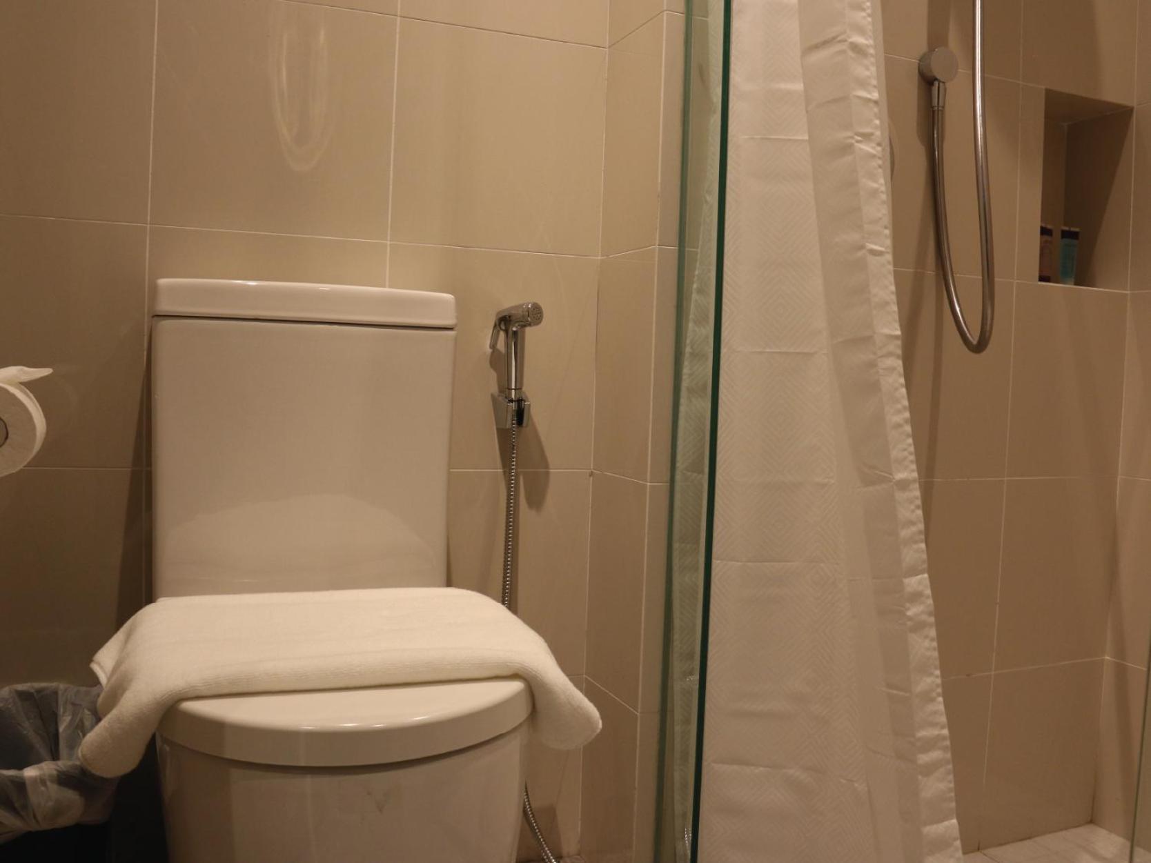 Aqueen Prestige Hotel Jalan Besar Singapore Exteriör bild