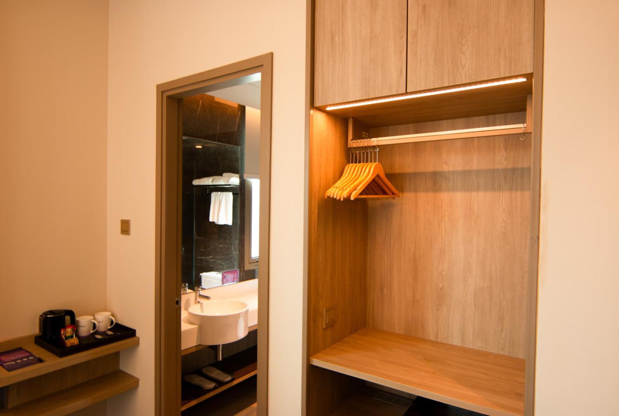 Aqueen Prestige Hotel Jalan Besar Singapore Exteriör bild