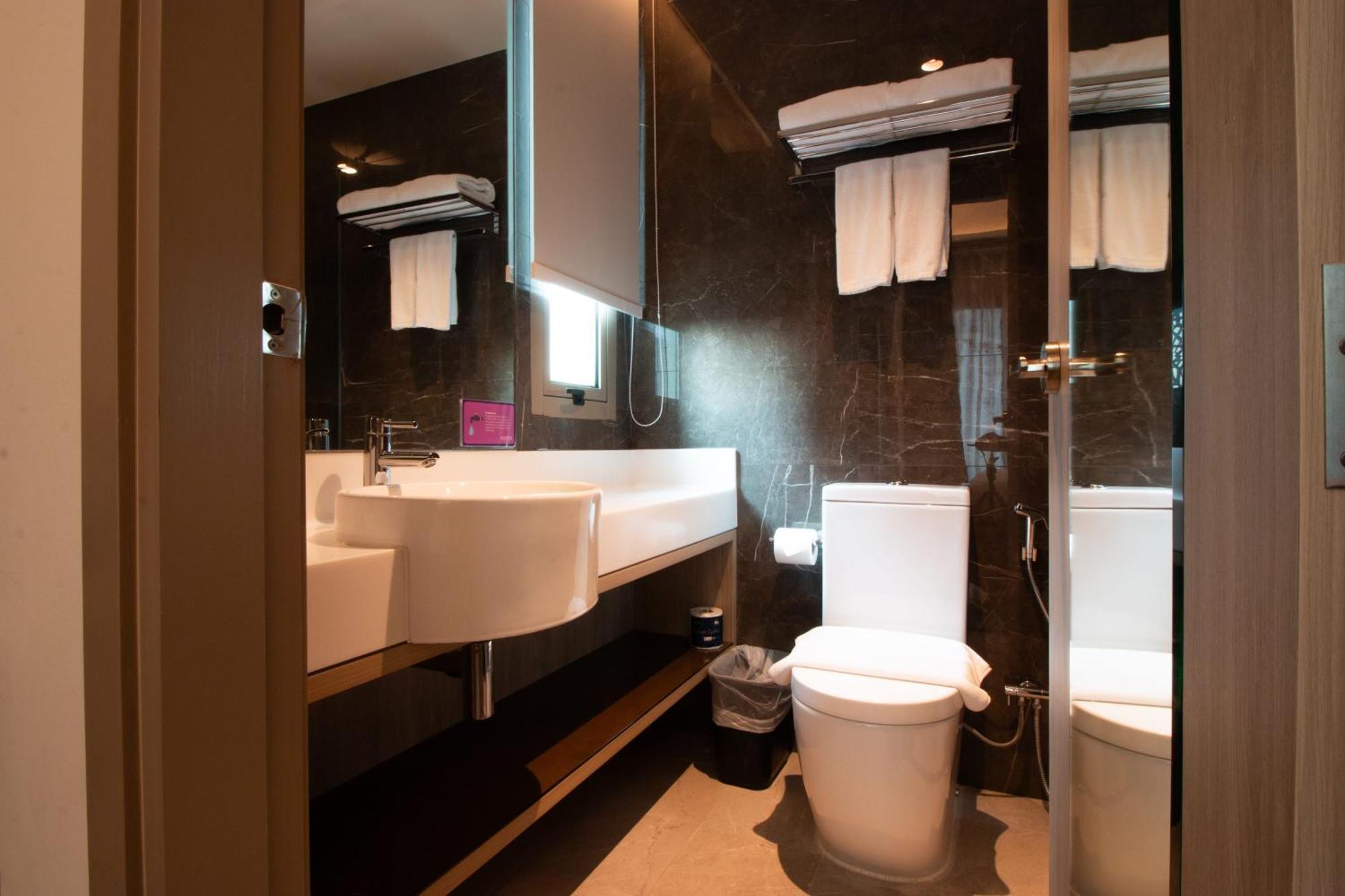 Aqueen Prestige Hotel Jalan Besar Singapore Exteriör bild