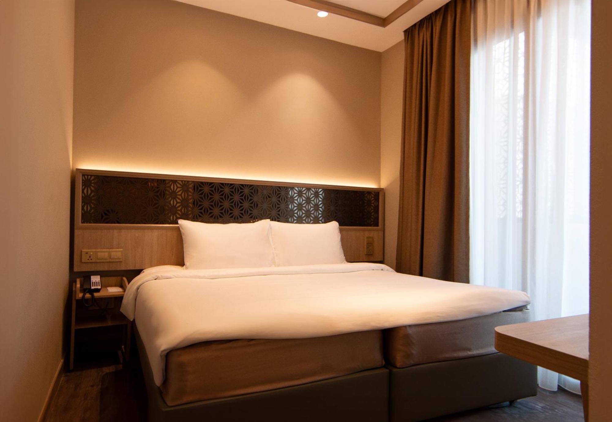 Aqueen Prestige Hotel Jalan Besar Singapore Exteriör bild
