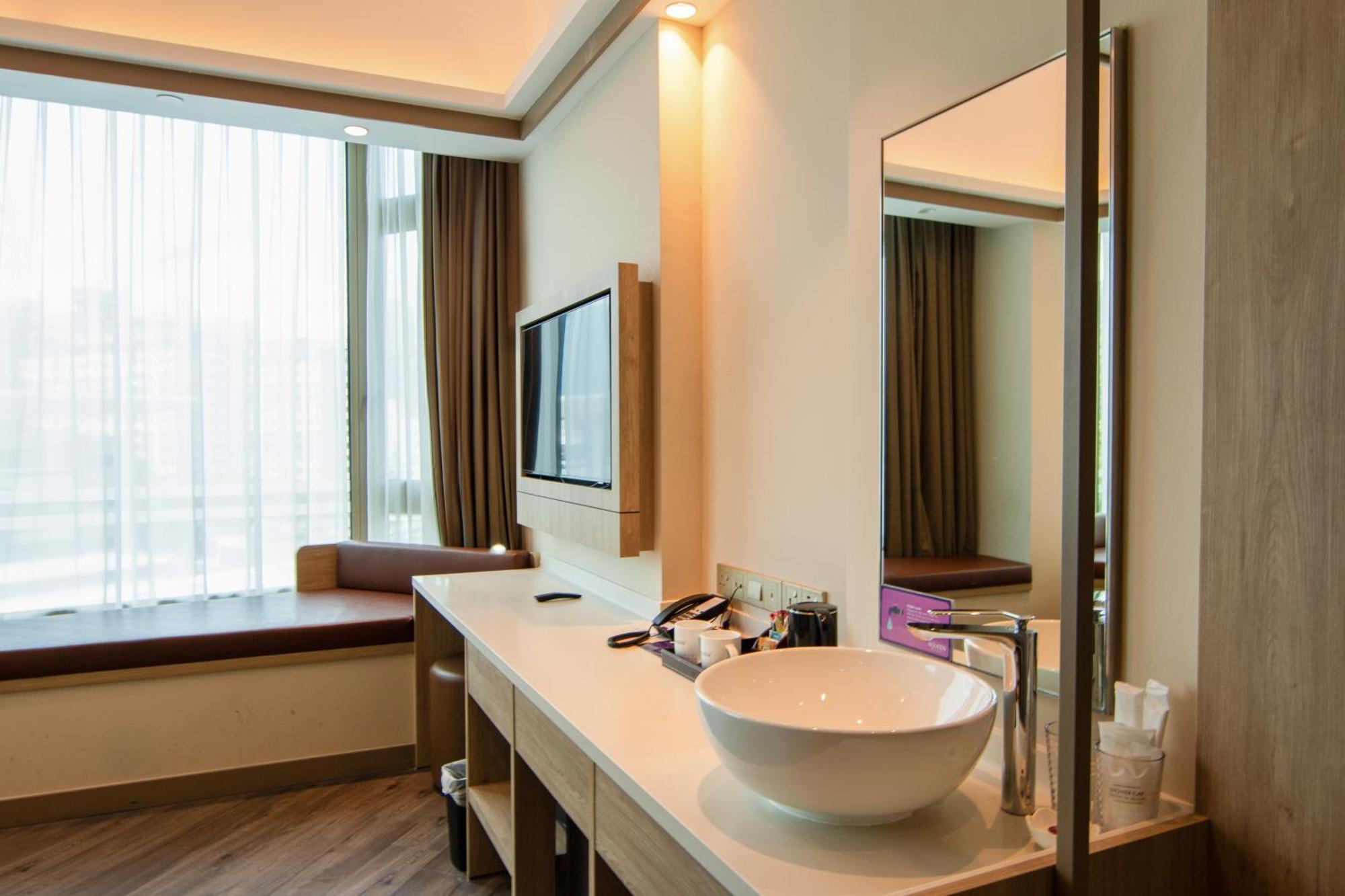 Aqueen Prestige Hotel Jalan Besar Singapore Exteriör bild